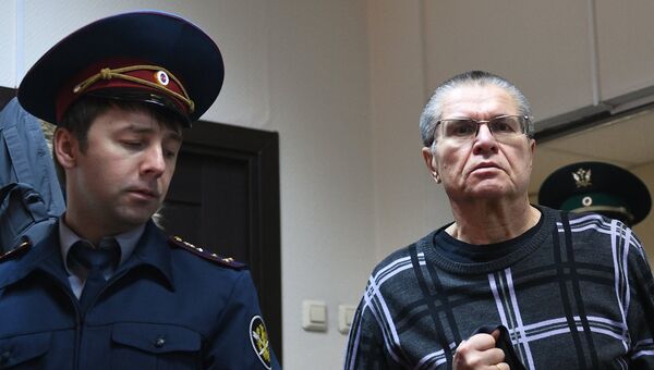 Экс-министр экономического развития Алексей Улюкаев в здании Замоскворецкого суда, где продолжаются слушания по его делу. 8 ноября 2017