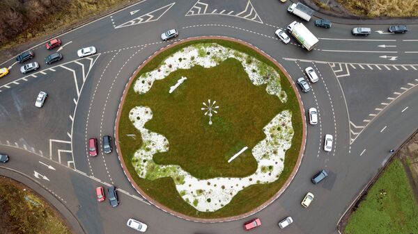 Круговое движение на пересечении Новосходненского шоссе и Машкинского шоссе в Москве. 5 ноября 2017