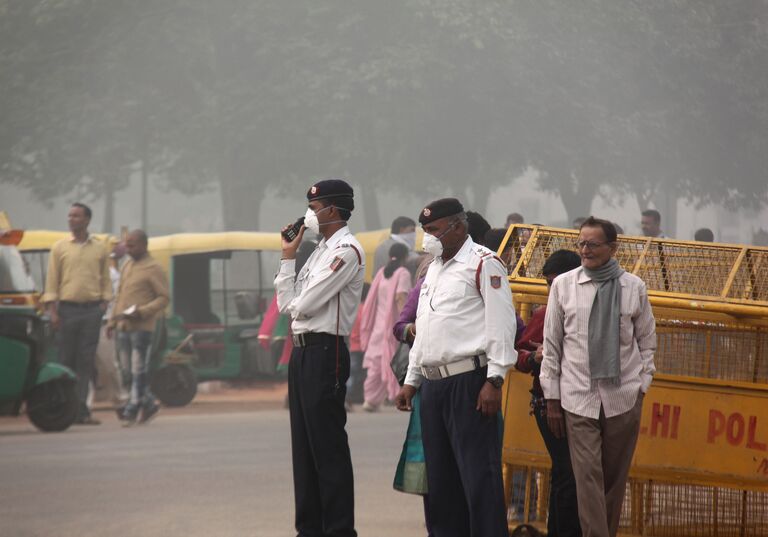 Регулировщики во время сильного смога на площади Виджай Чоук в Нью-Дели, Индия. 8 ноября 2017 Регулировщики во время сильного смога на площади Виджай Чоук в Нью-Дели, Индия. 8 ноября 2017