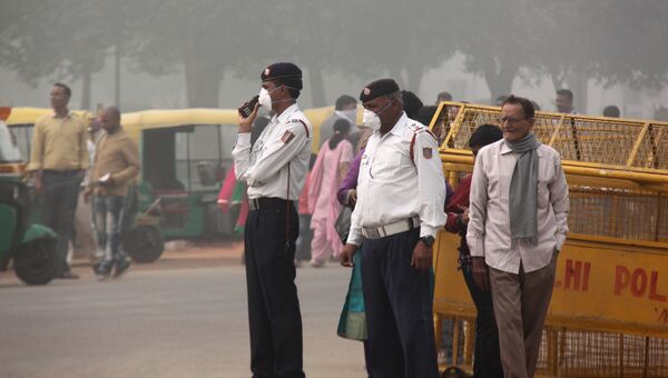 Регулировщики во время сильного смога на площади Виджай Чоук в Нью-Дели, Индия. 8 ноября 2017