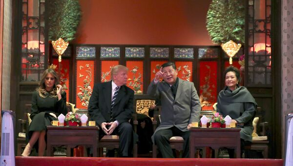 Председатель КНР Си Цзиньпин с супругой Пэн Лиюань и президент США Дональд Трамп с супругой Меланьей в музейном комплексе Запретный город