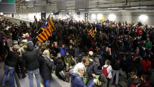 Сторонники независимости Каталонии, заблокировавшие вокзал и железнодорожные пути в Жироне, во время забастовки. 8 ноября 2017