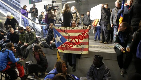 Сторонники независимости Каталонии, заблокировавшие вокзал и железнодорожные пути в Жироне, во время забастовки. 8 ноября 2017
