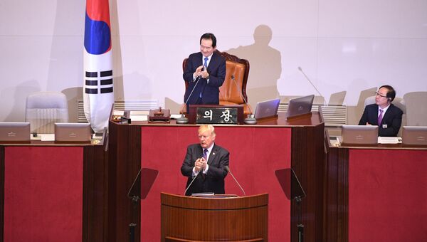 Президент США Дональд Трамп выступает в южнокорейском парламенте. 08 ноября 2017