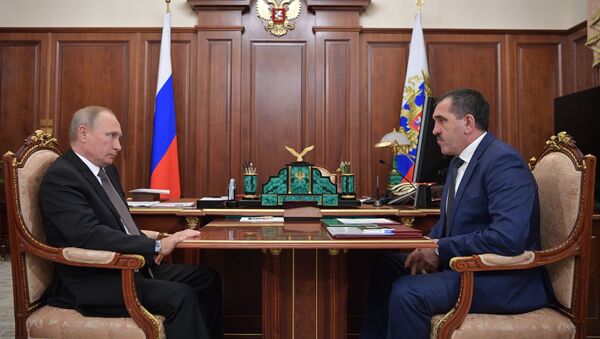 Президент РФ Владимир Путин и глава Ингушетии Юнус-Бек Евкуров во время встречи. 8 ноября 2017