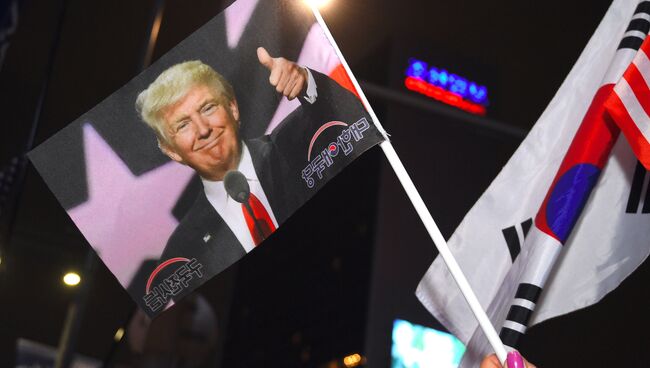 Флажок с портретом президента США Дональда Трампа. Сеул, Южная Корея. 7 ноября 2017