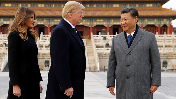 Президент США Дональд Трамп с супругой Меланьей и председатель КНР Си Цзиньпин в Пекине. 8 ноября 2017