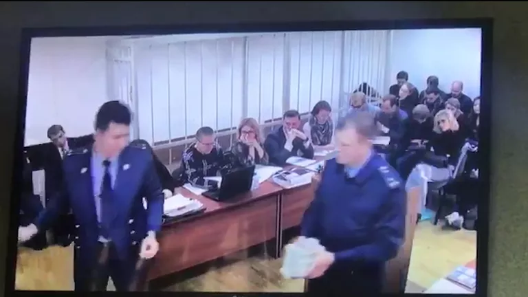 Гособвинители предъявили пачки 100-долларовых купюр на суде по делу Улюкаева Гособвинители предъявили пачки 100-долларовых купюр на суде по делу Улюкаева