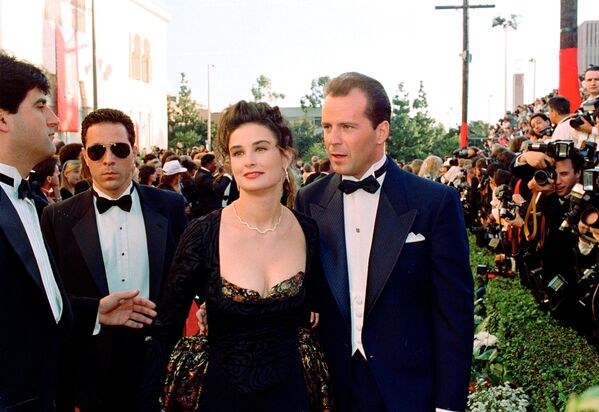Актеры Брюс Уиллис и Деми Мур на красной дорожке 61-й церемонии вручения премии Оскар. 1989