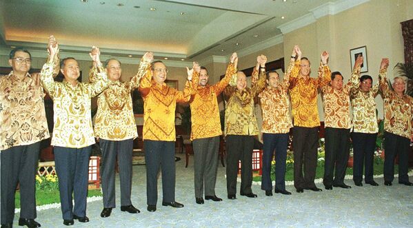 Лидеры АСЕАН во время однодневного саммита в Джакарте, Индонезия. 30 ноября 1996 год