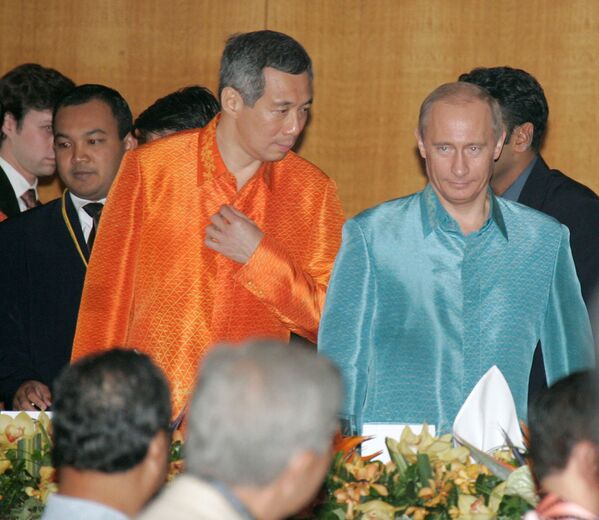 Президент России Владимир Путин и премьер-министр Республики Сингапур Ли Сянь Лунн перед официальным обедом в честь лидеров стран-участников АСЕАН. 2005 год