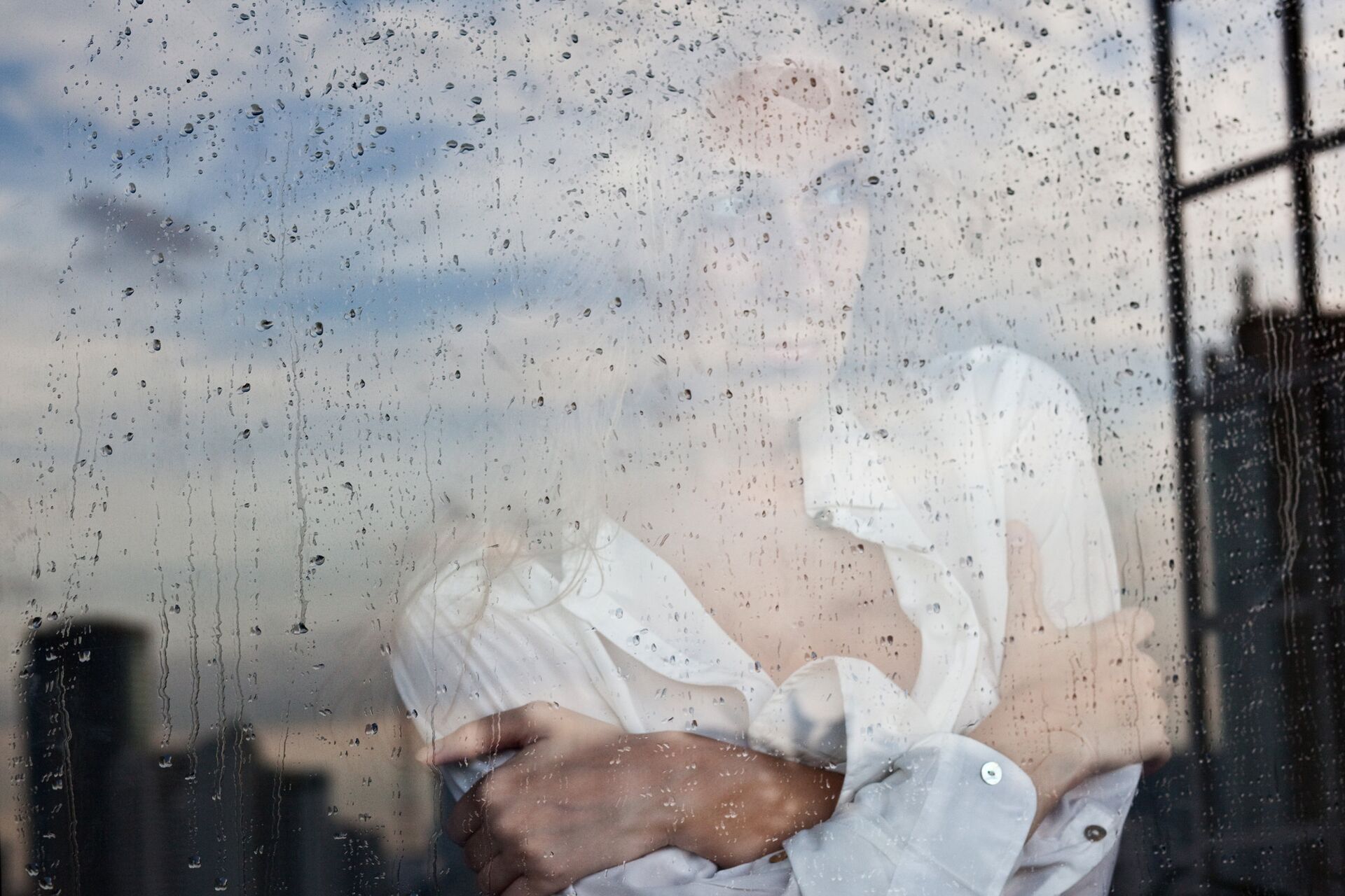 Девушка у окна во время дождя - РИА Новости, 1920, 21.12.2021