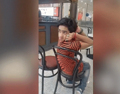 В Пакистане нашли мальчика, способного поворачивать голову на 180 градусов