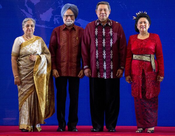 Премьер-министр Индии Манмохан Сингх с женой Гуршараной Каур и президент Индонезии Сусило Бамбанг Юдхойоно с женой Кристиани Юдхойоно на торжественном ужине во время АСЕАН и саммита стран Восточной Азии в Индонезии. 18 ноября 2011 год
