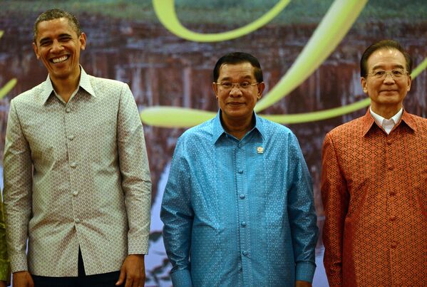 Президент США Барак Обама, премьер-министр Камбоджи Хун Сеном и премьер-министр Китая Вэнь Цзябао фотографируются накануне торжественного ужина АСЕАН и связанных с ним саммитов в Пномпене, Камбоджи. 19 ноября 2012 год