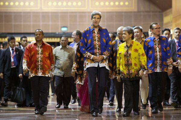 Государственный секретарь США Джон Керри, министр иностранных дел и торговли Брунея Мохаммедом Болкиах и другие министры иностранных дел в конце второго дня конференции по безопасности АСЕАН в Брунее. 1 июля 2013 год