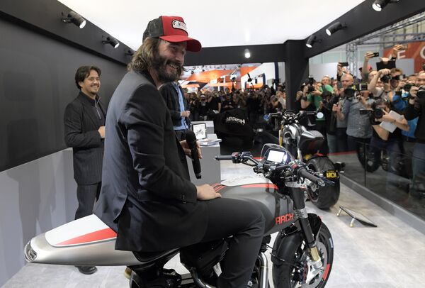 Канадский актер Киану Ривз на стенде компании Arch Motorcycle