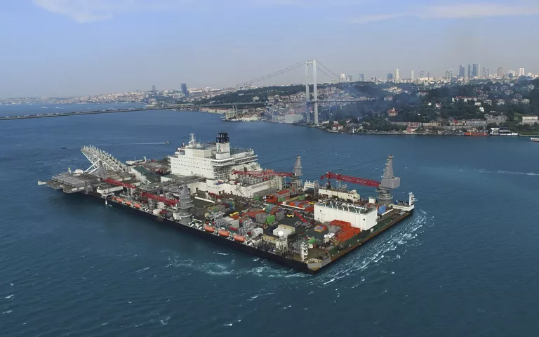 Судно Pioneering Spirit пересекает пролив Босфор в Стамбуле. 31 мая 2017 года Судно Pioneering Spirit пересекает пролив Босфор в Стамбуле. 31 мая 2017 года