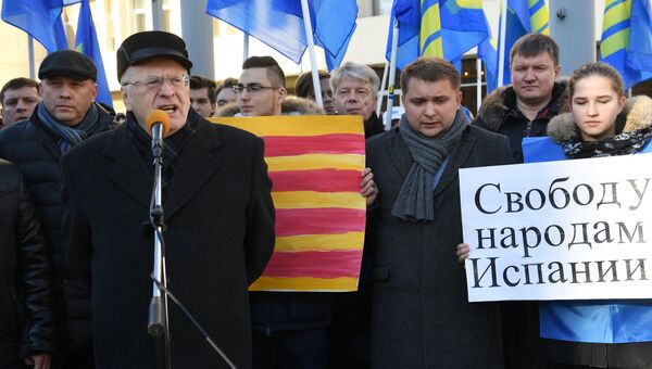 Лидер ЛДПР Владимир Жириновский выступает на митинге в поддержку независимости Каталонии возле здания Генерального консульства Испании в Москве. 9 ноября 2017
