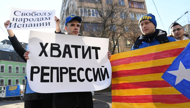 Участники митинга ЛДПР в поддержку независимости Каталонии возле здания Генерального консульства Испании в Москве. 9 ноября 2017