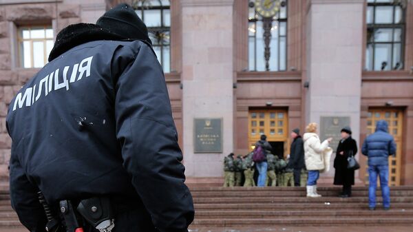 Сотрудник правоохранительных органов у здания Киевской государственной городской администрации