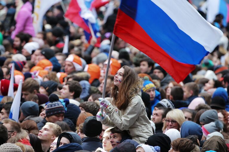 Посетители перед началом митинг-концерта Россия объединяет! на большой спортивной арене Лужники в Москве