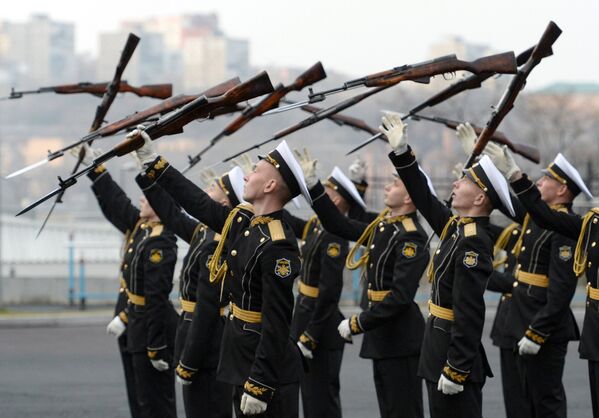 Показательное выступление роты почетного караула во время праздничной церемонии во Владивостоке