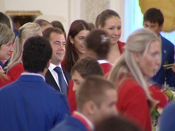 Президенту - медаль, от президента – автомобиль. Медведев и олимпийцы