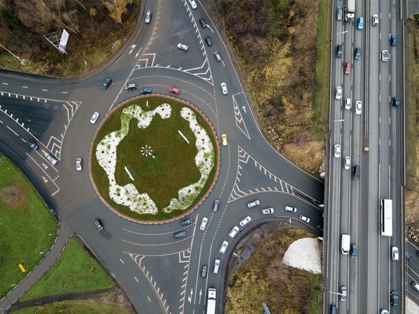 Круговое движение на пересечении Новосходненского шоссе и Машкинского шоссе в Москве