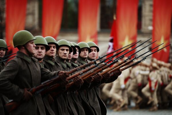 Военнослужащие во время марша, посвященного 76-й годовщине военного парада 1941 года, на Красной площади в Москве