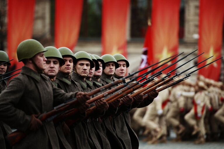 Военнослужащие во время марша, посвященного 76-й годовщине военного парада 1941 года, на Красной площади в Москве