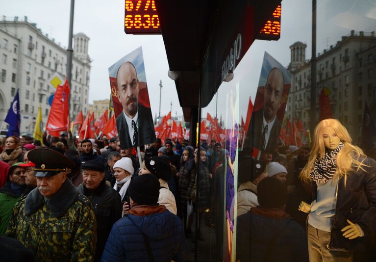 Участники шествия КПРФ в Москве, посвященного 100-летию Октябрьской социалистической революции