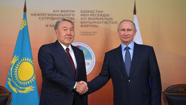 Президент РФ Владимир Путин и президент Казахстана Нурсултан Назарбаев (слева) во время двусторонней встречи в Челябинске. 9 ноября 2017