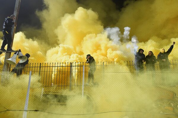 Болельщики футбольного клуба Арис жгут фаеры перед матчем против Бока Хуниорс в Салониках