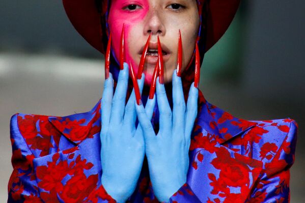 Показ дизайнера Шэгуана Ху во время недели моды в Китае