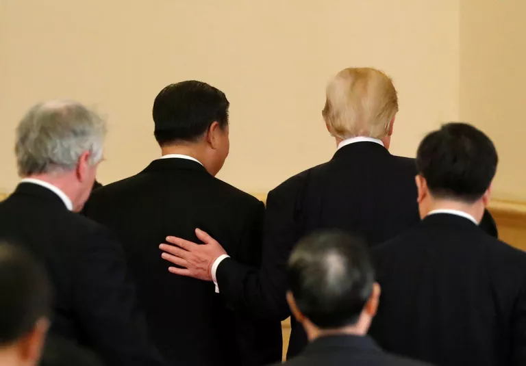 Председатель Китая Си Цзиньпин и президент США Дональд Трамп в Пекине. 9 ноября 2017 Председатель Китая Си Цзиньпин и президент США Дональд Трамп в Пекине. 9 ноября 2017