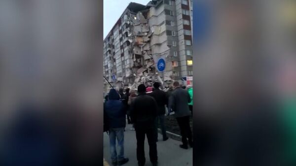 Спасатели разбирают завалы на месте обрушившейся многоэтажки в Ижевске