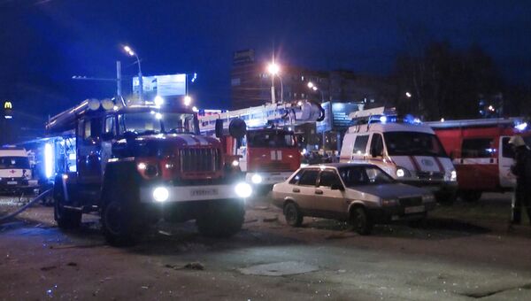 Пожарные автомашины у обрушившегося жилого панельного дома №26 по Удмуртской улице в Ижевске. 9 ноября 2017