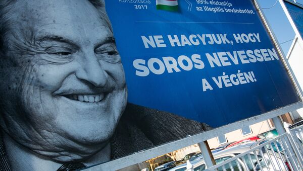 Плакат с изображением Джорджа Сороса в Секешфехерваре, Венгрия. 6 июля 2017
