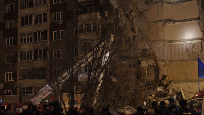 Сотрудники МЧС РФ на месте обрушения части жилого панельного дома по Удмуртской улице в Ижевске. 9 ноября 2017