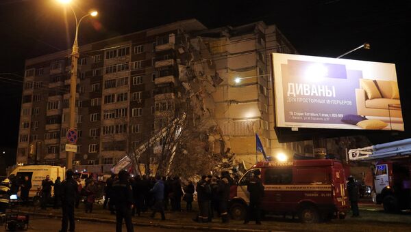 Сотрудники МЧС РФ на месте обрушения части жилого панельного дома по Удмуртской улице в Ижевске. 9 ноября 2017