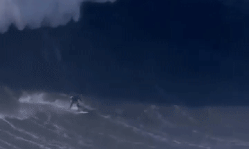 Британский серфингист сломал позвоночник, пытаясь покорить гигантскую волну
