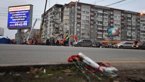 Сотрудники МЧС РФ на месте обрушения части жилого панельного дома по Удмуртской улице в Ижевске. 10 ноября 2017