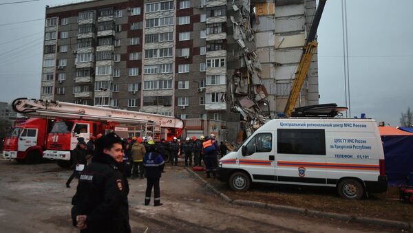 Сотрудники МЧС РФ на месте обрушения части жилого панельного дома по Удмуртской улице в Ижевске. 10 ноября 2017