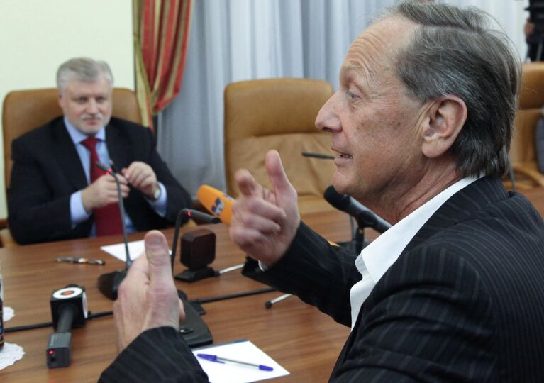 Председатель Совета Федерации РФ Сергей Миронов и сатирик Михаил Задорнов (слева направо) на встрече в Совете Федерации