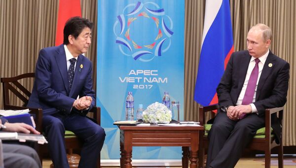 Президент РФ Владимир Путин и премьер-министр Японии Синдзо Абэ во время беседы на полях саммита АТЭС. 10 ноября 2017