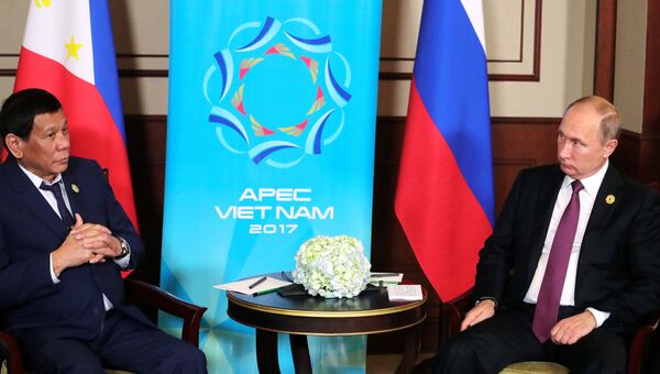 Президент РФ Владимир Путин и президент Республики Филиппины Родриго Дутерте во время беседы на саммите АТЭС во Вьетнаме. 10 ноября 2017