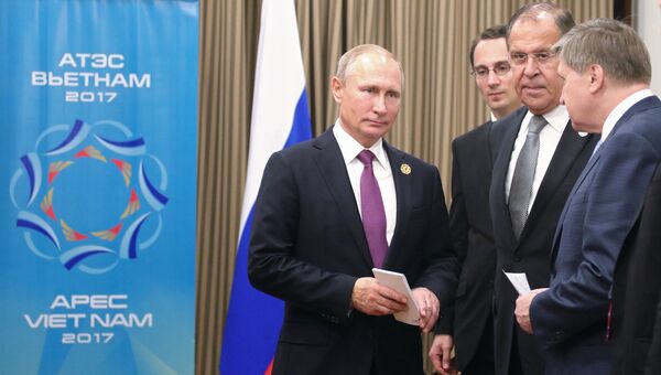 Президент РФ Владимир Путин, министр иностранных дел РФ Сергей Лавров и помощник президента РФ Юрий Ушаков на саммите АТЭС. 10 ноября 2017