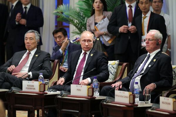 Президент Перу Педро Пабло Кучински, президент РФ Владимир Путин, премьер-министр Сингапура Ли Сянь Лун на встрече лидеров стран АСЕАН и АТЭС. 10 ноября 2017
