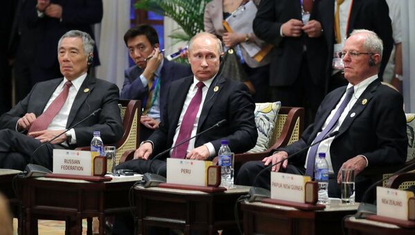 Президент Перу Педро Пабло Кучински, президент РФ Владимир Путин, премьер-министр Сингапура Ли Сянь Лун на встрече лидеров стран АСЕАН и АТЭС. 10 ноября 2017